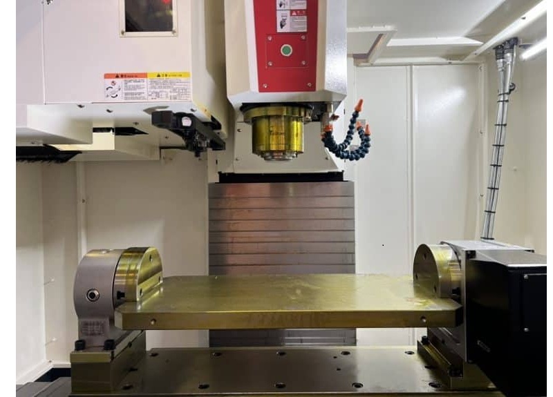 Máy phay CNC 4 trục là gì – Thiết bị gia công tự động với 3 trục X, Y, Z và 1 trục quay (A), giúp gia công chi tiết phức tạp chính xác, giảm thời gian gá đặt.