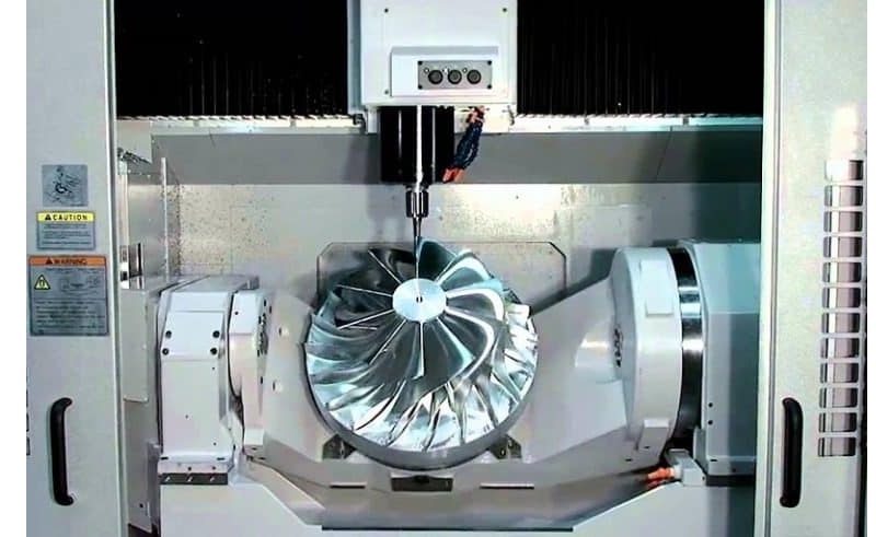 Máy phay CNC 5 trục với 5 trục chuyển động đồng thời, cho phép gia công đa mặt trong một lần gá, nâng cao độ chính xác và xử lý hiệu quả các chi tiết phức tạp.