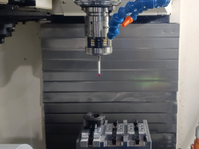 Set gốc phôi máy phay CNC là quá trình thiết lập vị trí tham chiếu ban đầu giữa hệ tọa độ của máy phay CNC và vị trí thực tế của phôi gia công