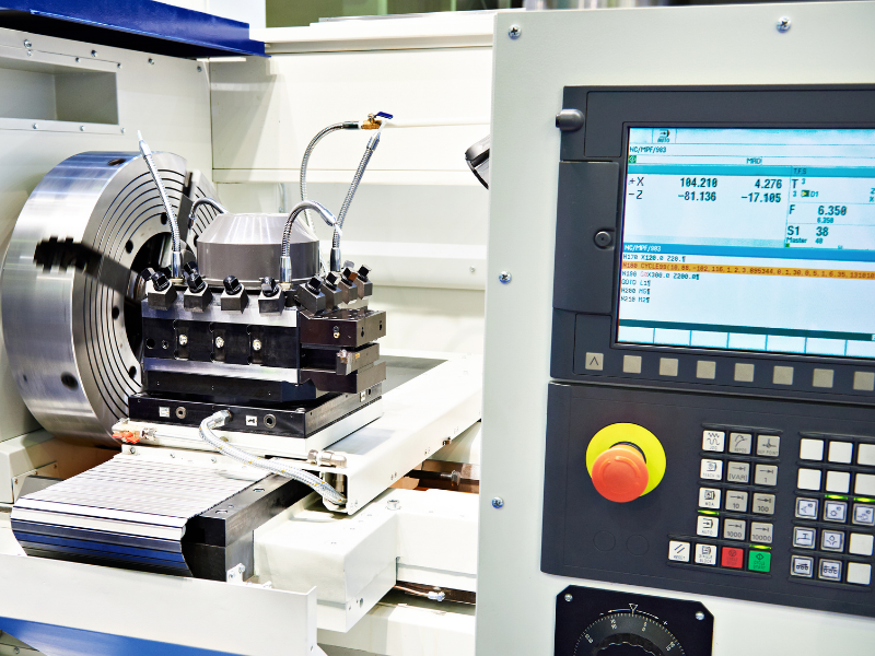 Để vận hành máy tiện CNC an toàn và đạt hiệu suất cao, người lập trình cần lưu ý các bước kiểm tra và chạy thử 