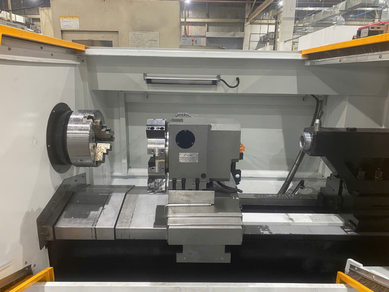 Máy tiện CNC băng phẳng là dòng máy tiện sử dụng kết cấu băng máy có dạng nằm ngang