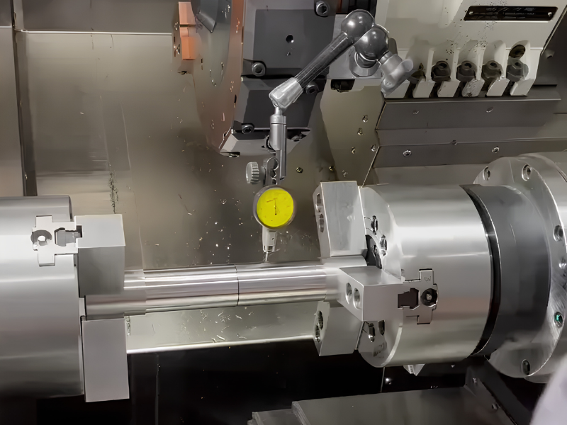 Máy tiện CNC 2 đầu trục chính hoạt động dựa theo điều khiển của hệ thống CNC hiện đại